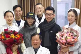 郑恺陪苗苗回娘家过年！获众人簇拥合影，女方小鸟腿撑不满紧身裤图片