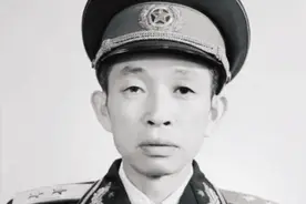 对越作战前临时换将，王必成被调离昆明军区，和许世友有无关系？图片