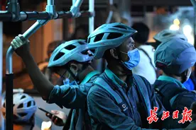 滴滴代驾司机半夜忙接单｜图集图片