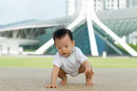 孩子为什么喜欢光脚走路？脚丫里的“发育秘密”，你知道吗？图片