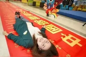 “曾经的锦鲤女孩，现在怎样了？”天上的馅饼，人间的陷阱图片