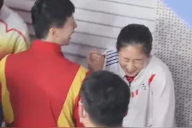 兄妹情！马龙拉手刘诗雯紧抓不放，小枣闭眼笑，许昕女儿手抓金牌图片