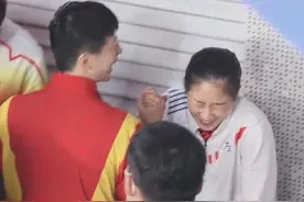 兄妹情！马龙拉手刘诗雯紧抓不放，小枣闭眼笑，许昕女儿手抓金牌图片