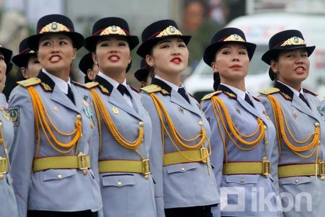 蒙古国大阅兵，总统检阅“铠甲勇士”| 图说