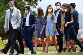 西班牙一家罕见全翻车！王后被随从抢风头，小公主扎小啾啾太滑稽图片