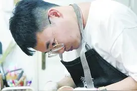 硬核父亲！不想让年幼女儿沉迷手机，他自制一系列精巧的“玩具世界”图片
