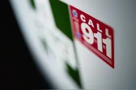 华裔在家与人聊天，美国女子闯入大骂“滚回中国”，结局让人意外图片
