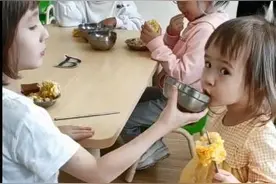 幼儿园小班宝宝误入大班，哥哥姐姐把他当成“国宝”，老师被萌翻图片