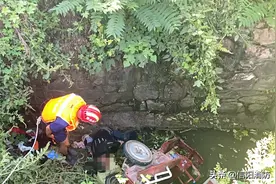 不好！信阳一男子骑着三轮车掉水坑里了！消防员忙施救！图片