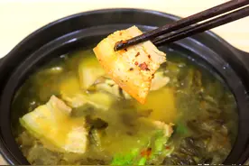 酸菜炖肉直接下锅绝对又腥又苦！正确做法要提前处理酸菜和肉图片