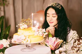 33岁赵丽颖庆生照曝光，头戴桂冠心情大好，懒理金鹰女神争议图片