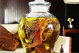 传蛇越毒，泡酒越好！村民被酒中泡1年的蛇咬身亡，为何蛇没死？图片