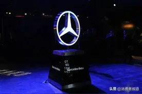 奔驰行驶中突然自己刹车，车主：一家人被吓得不轻图片