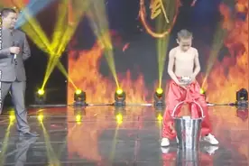 功夫小子表演肚皮吸碗气功，用肚皮提起一桶水，太了不起了！视频封面