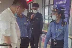 男子带活蟹乘车被阻当场踩死，活物为何不能上车？看完你也不带了图片