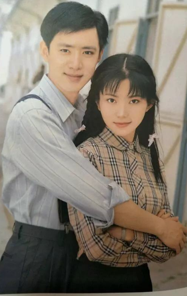 葬礼上,李钰的无数粉丝和上戏93级同学全来送她最后一程.