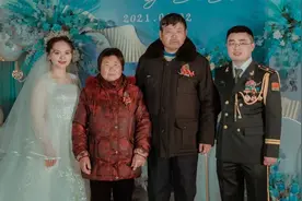 少校军官探亲回家看到母亲，忍不住哭了……图片