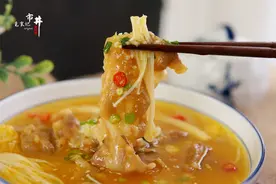 超市买20块钱牛肉卷，做“酸汤肥牛”，一家人吃美了，汤都不剩图片