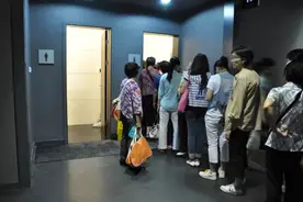 十一假期，女性该如何占领景区里的男厕所图片