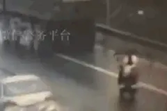雨天骑车撞上违停货车，电动车主被判担主责，只因这个举动……图片