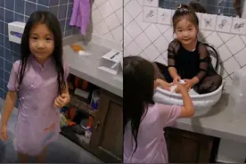 陈佩斯孙女太可爱！小孙女浴室里顽皮，大孙女穿旗袍才是美女胚子图片