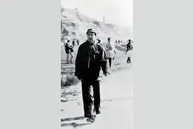 爱国将领续范亭住院后，毛泽东亲自探望，并鼓励医生把他的病治好图片