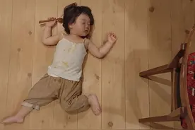 日本妈妈拍女儿“睡照”8年，奇葩睡姿意外走红，网友：天赋异禀图片