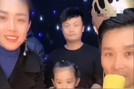 43岁刘和刚与家人庆生，小10岁娇妻人气太高，儿子神似李玉刚图片