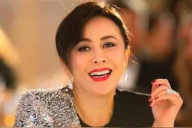 54岁刘嘉玲晒照，戴300万名表太豪气，身边男子竟与其五官相似？图片