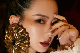 戚薇一身白色连帽套装，耳环夸张酷炫又好看图片