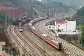 渝怀铁路上的唐家沱车站图片