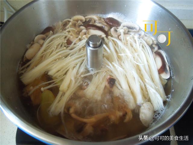 家里的墨鱼干不知道怎么吃？加上菌菇一起炖个汤，太鲜了