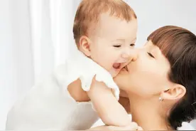 宝宝睡前这几种“小动作”，是天生爱妈妈的表现，看完让人很暖心图片