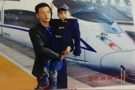 保姆抚养已故雇主患儿13年：花光积蓄不忍送人，曾给捐助者下跪图片