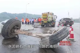 重型卡车失控撞向桥墩，整个车身卡进水泥墩，瞬间碎石飞溅视频封面