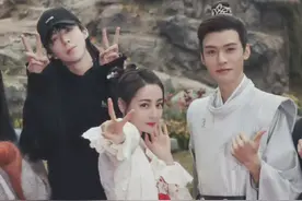 迪丽热巴晒安乐传杀青照，捧脸比V气质灵动，龚俊气质儒雅图片