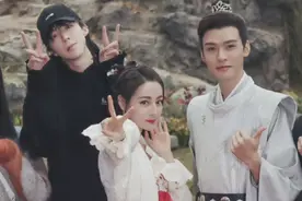 迪丽热巴晒安乐传杀青照，捧脸比V气质灵动，龚俊气质儒雅图片