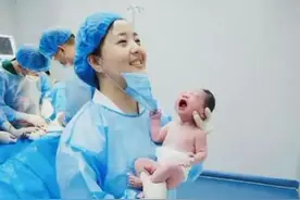 “渣男宝宝”走红，刚降生就把美女护士的口罩拉下，网友：好苗子图片