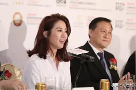 叶璇穿搭太低调！白衬衫搭配黑色皮裙干练利落，难掩精致优雅气质图片