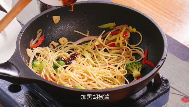 大厨教你在家做意面，只需简单几步，超级好吃