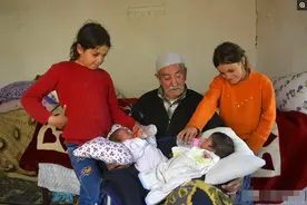 8旬老汉娶28岁娇妻，一年喜得双胞胎，老大爷称自己是最幸福的人图片