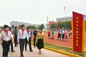 王涛、刘志奇在看望慰问少年儿童时强调：用心用情办好人民满意的教育 推动我县教育事业迈上新台阶图片