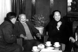 毛泽东接待朋友时，发现兜里只剩一根烟，随手一个动作尽显智慧图片