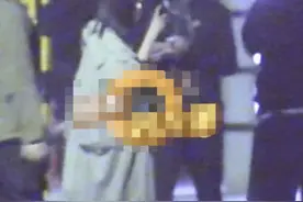 佟丽娅深夜与三帅哥街边遛弯！蹲地大笑没架子，男子帮拎包显绅士图片