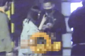 佟丽娅深夜与三帅哥街边遛弯！蹲地大笑没架子，男子帮拎包显绅士图片