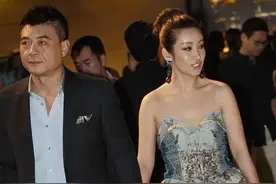 秦海璐踩15cm“针”出门，穿抹胸裙好显年轻，王新军宠妻全程牵着图片