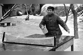 毛主席被敌军追捕，生死关头在路边写了几个字，敌人看后找不到图片
