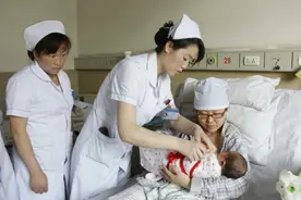 母乳喂养如遇3种情况，需及时添加奶粉，盲目坚持只会害了孩子图片