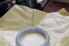 她在网上花6000买了个翡翠手镯，朋友一看“50我都不要！”图片
