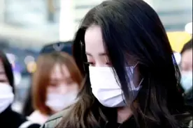 欧阳娜娜深夜遭陌生男骚扰！拉扯头发还想亲女方，被警察围住带走图片